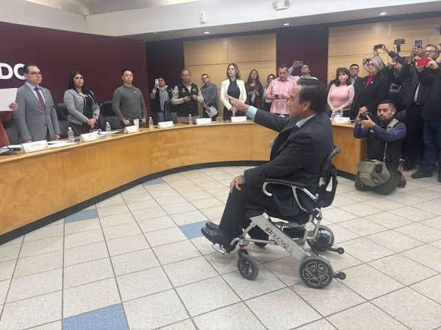 #Mexicali | #ULTIMOMINUTO
Julián Leyzaola renuncio a la Dirección de Seguridad Pública Municipal de Mexicali(DSPM), cargo que asumió a principios de este año.

El motivo de su renuncia fue por "motivos personales".