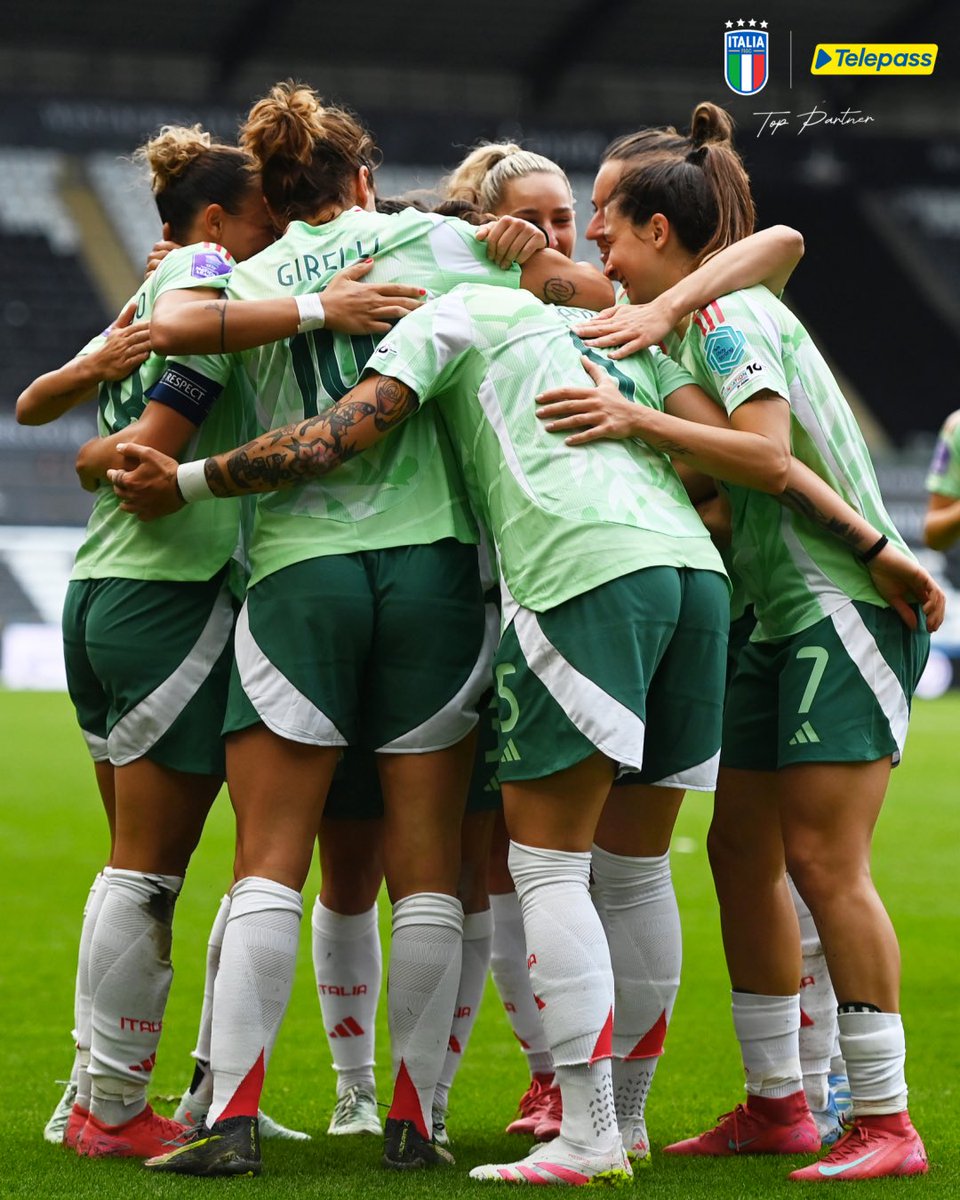 Telepass (@telepass) on Twitter photo Continua il percorso dell’Italia Femminile agli Europei di calcio!
Superata la fase a gironi, mercoledì le <a href="/AzzurreFIGC/">Nazionale Femminile di Calcio</a> si troveranno di fronte la Norvegia, nella gara valida per i quarti di finale.
Telepass, insieme a tutti gli appassionati di calcio, è al vostro fianco e fa Continua il percorso dell’Italia Femminile agli Europei di calcio!
Superata la fase a gironi, mercoledì le <a href="/AzzurreFIGC/">Nazionale Femminile di Calcio</a> si troveranno di fronte la Norvegia, nella gara valida per i quarti di finale.
Telepass, insieme a tutti gli appassionati di calcio, è al vostro fianco e fa