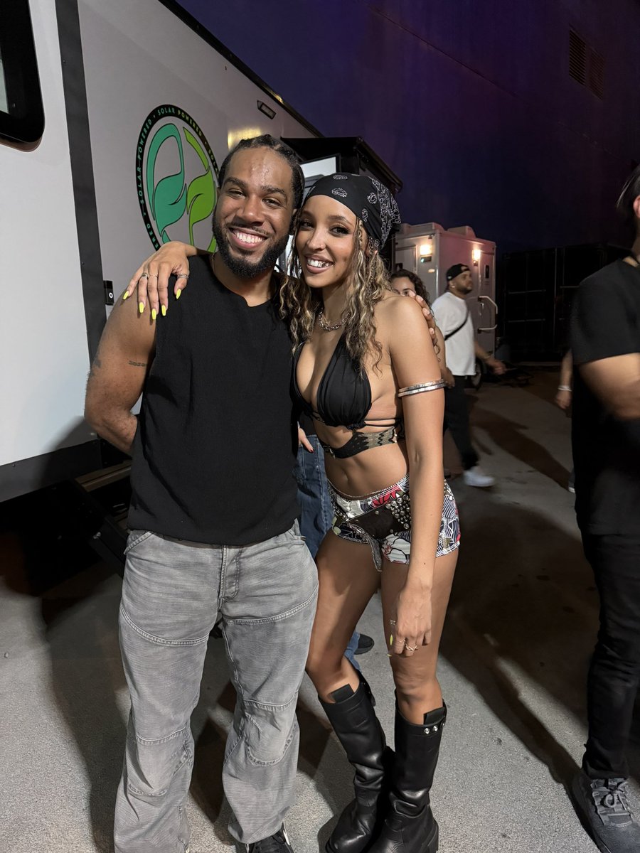 Had the time of my life at <a href="/Tinashe/">TINASHE</a> set!!