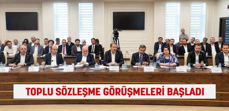 OrucReiss_'s tweet photo. Polis:
→ Futbol maçında görevde
→ Mitingde görevde
→ Sınavda görevde
→ Hacizde görevde
→ Asayişte görevde
→ Yangında görevde
→ Mahkemede görevde
Ama…
Zam masasında yok!
Sosyal haklar masasında yok!
Toplu sözleşmede yok!

 #PoliseHepVaat https://t.co/z50OZswfI8