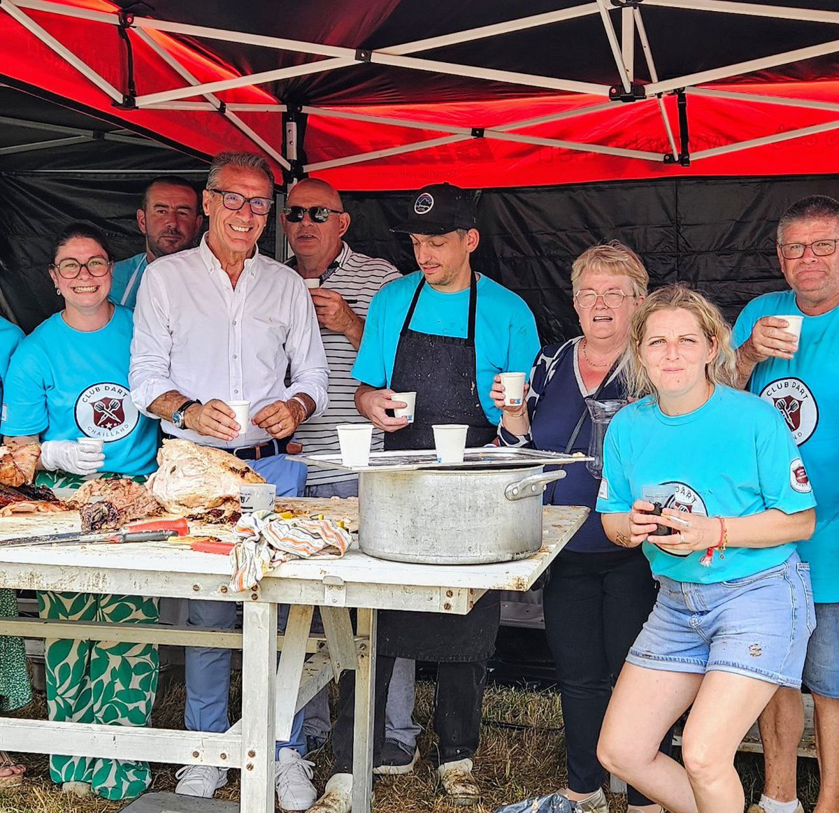 yfavennec's tweet image. Ce #14juillet2025, c’est la traditionnelle rencontre des habitants de Chailland autour du cochon grillé : 1100 personnes se sont donné rendez-vous pour un moment festif. C’est notre manière de célébrer notre fête nationale, dans la cohésion républicaine et dans la convivialité !