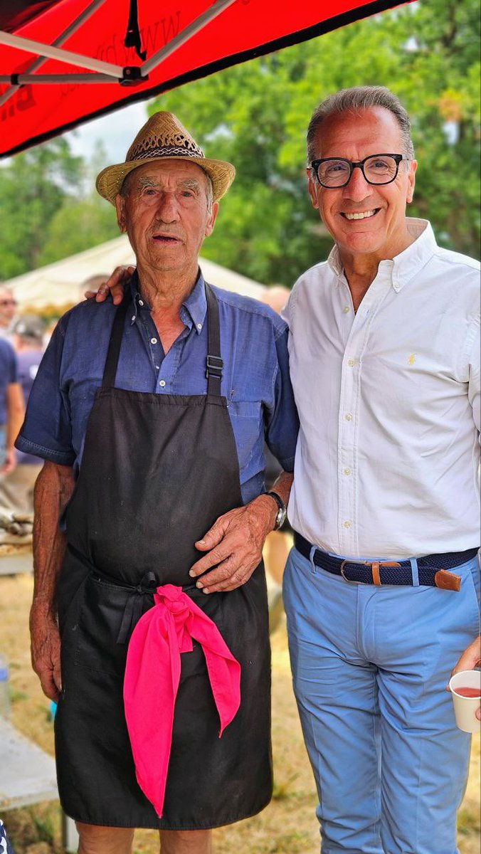 yfavennec's tweet image. Ce #14juillet2025, c’est la traditionnelle rencontre des habitants de Chailland autour du cochon grillé : 1100 personnes se sont donné rendez-vous pour un moment festif. C’est notre manière de célébrer notre fête nationale, dans la cohésion républicaine et dans la convivialité !