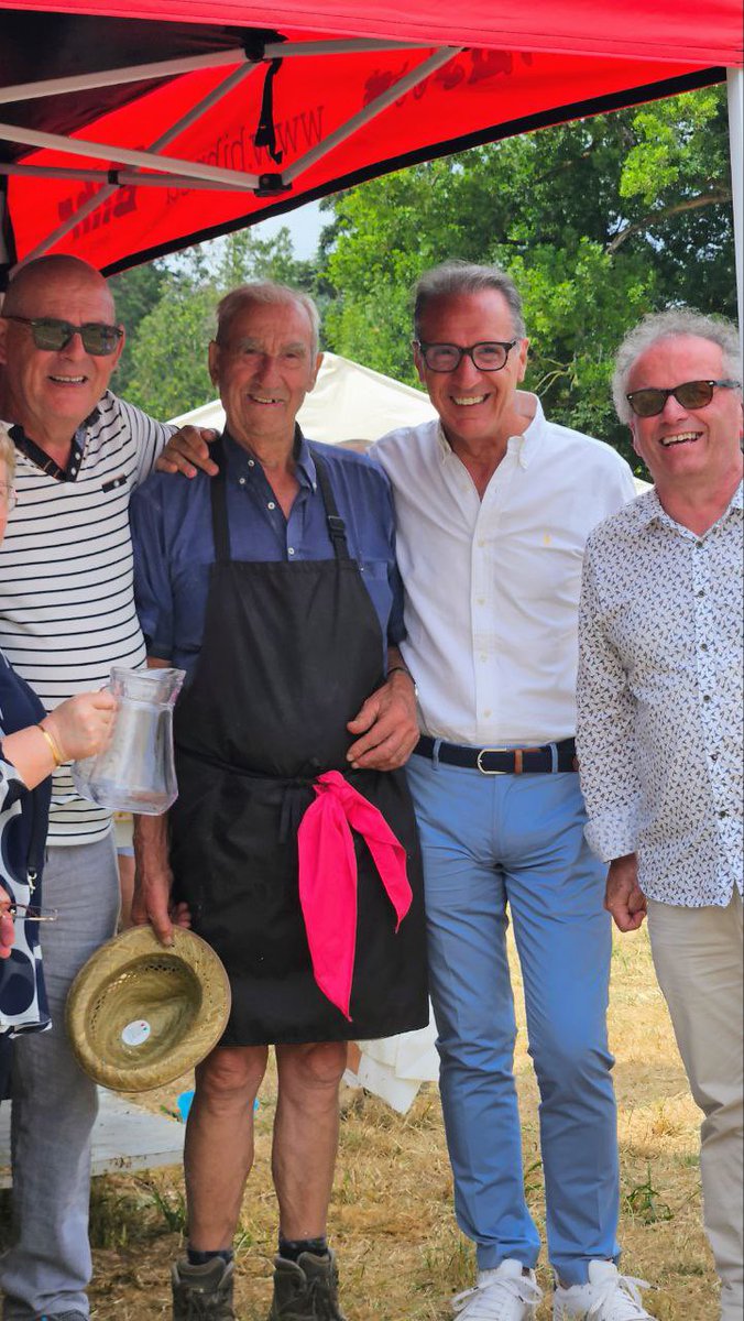 yfavennec's tweet image. Ce #14juillet2025, c’est la traditionnelle rencontre des habitants de Chailland autour du cochon grillé : 1100 personnes se sont donné rendez-vous pour un moment festif. C’est notre manière de célébrer notre fête nationale, dans la cohésion républicaine et dans la convivialité !