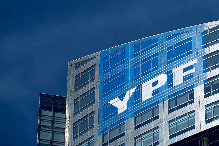 Nuevo revés para la Argentina: la Justicia rechaza el pedido para suspender la entrega de acciones de YPF lanacion.com.ar/economia/presk…