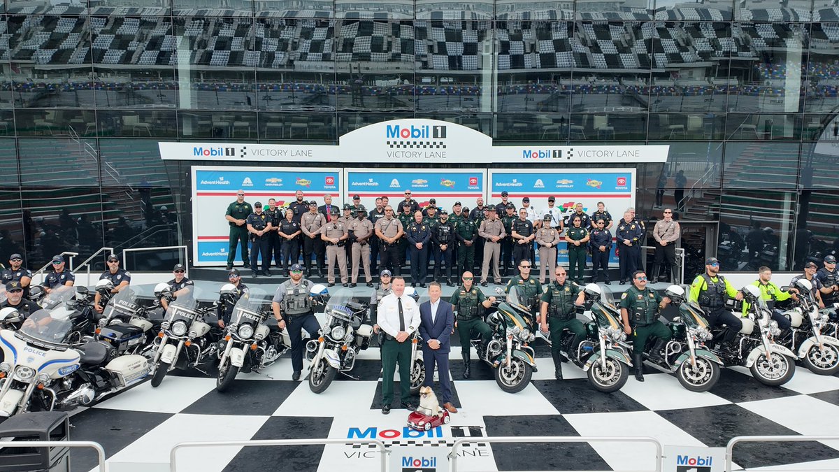 MyFDOT_CFL's tweet image. FDOT kicked off #OperationSouthernSlowDown at @DAYTONA International Speedway with law enforcement partners to remind drivers: Slow down and stay safe. Follow posted speed limits. @VolusiaSheriff @FHPOrlando @OrangeCityPD