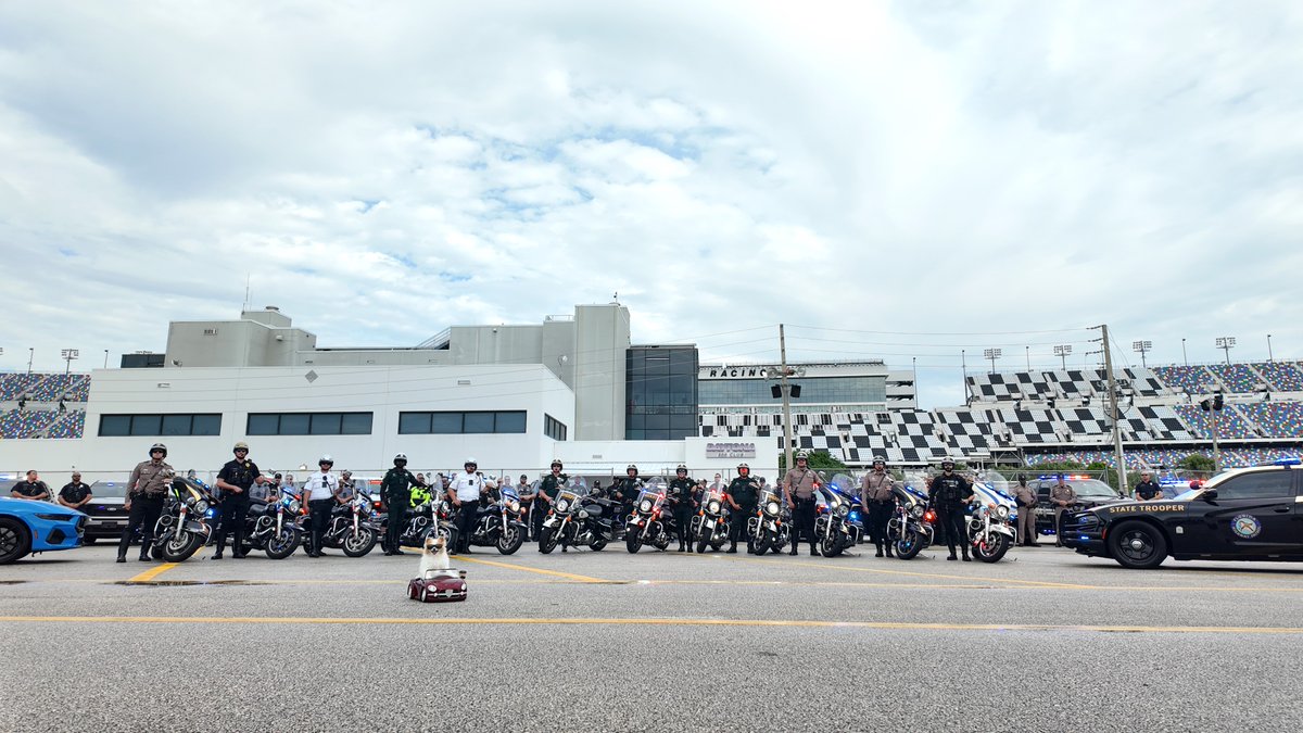 MyFDOT_CFL's tweet image. FDOT kicked off #OperationSouthernSlowDown at @DAYTONA International Speedway with law enforcement partners to remind drivers: Slow down and stay safe. Follow posted speed limits. @VolusiaSheriff @FHPOrlando @OrangeCityPD