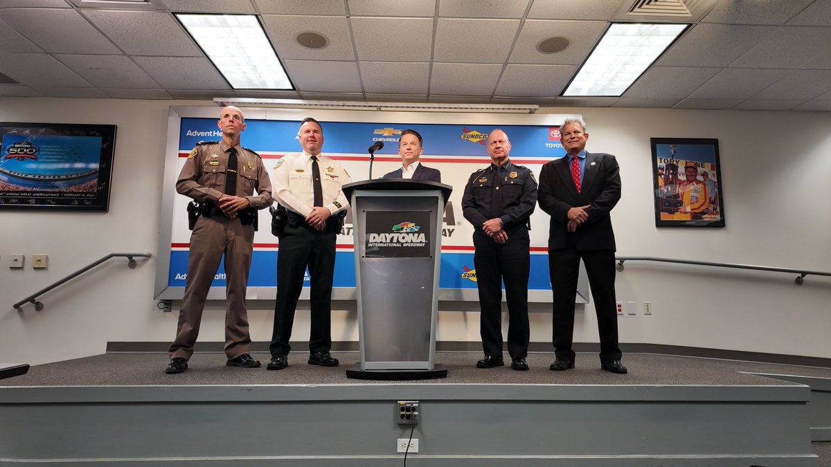 MyFDOT_CFL's tweet image. FDOT kicked off #OperationSouthernSlowDown at @DAYTONA International Speedway with law enforcement partners to remind drivers: Slow down and stay safe. Follow posted speed limits. @VolusiaSheriff @FHPOrlando @OrangeCityPD