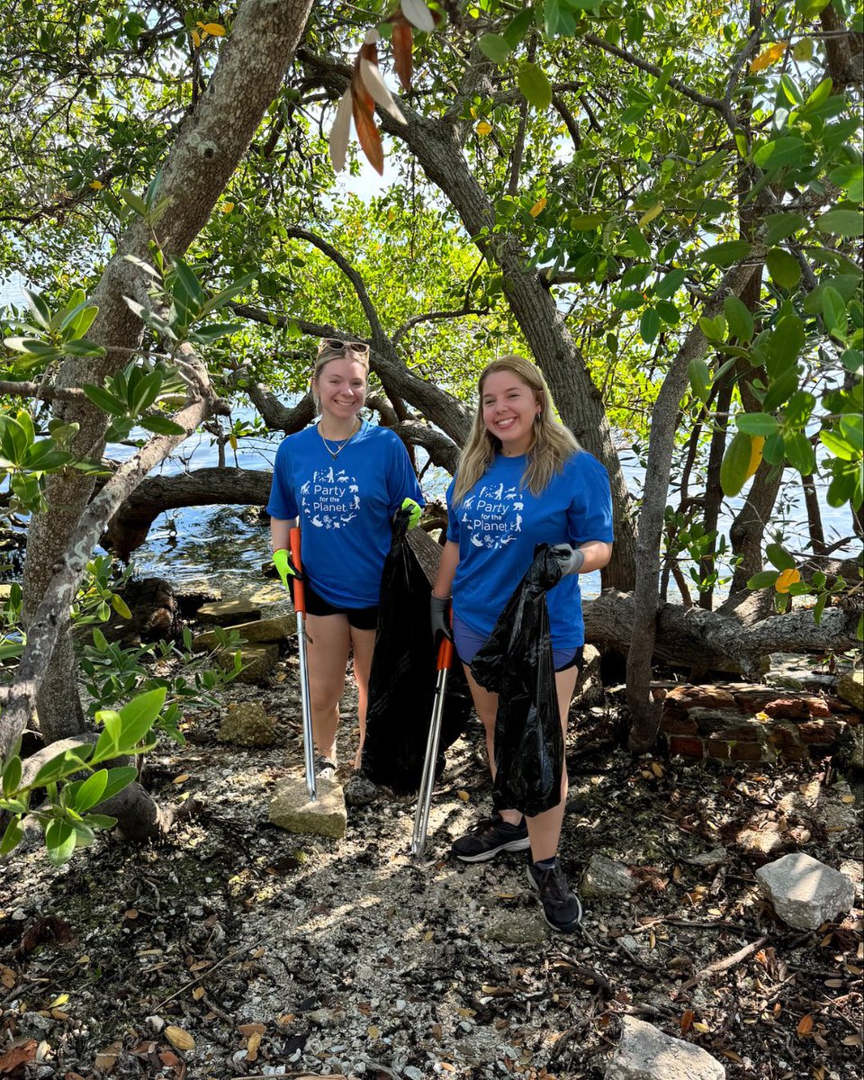 floridaaquarium's tweet image. Small changes = big impact 💪♻️
💧 100% plastic bottle-free
🛍️ Reusable &amp;amp; sustainable retail items in our gift shop
🌿 12,400+ lbs. of debris removed by staff &amp;amp; volunteers

Together, we’re making waves for the planet 🌊🌍
#PlasticFreeJuly