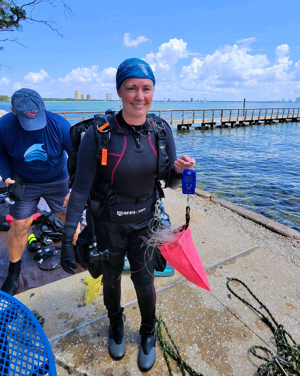 floridaaquarium's tweet image. Small changes = big impact 💪♻️
💧 100% plastic bottle-free
🛍️ Reusable &amp;amp; sustainable retail items in our gift shop
🌿 12,400+ lbs. of debris removed by staff &amp;amp; volunteers

Together, we’re making waves for the planet 🌊🌍
#PlasticFreeJuly