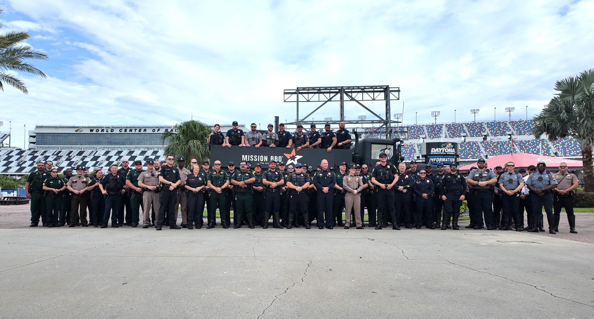 MyFDOT_CFL's tweet image. FDOT kicked off #OperationSouthernSlowDown at @DAYTONA International Speedway with law enforcement partners to remind drivers: Slow down and stay safe. Follow posted speed limits. @VolusiaSheriff @FHPOrlando @OrangeCityPD