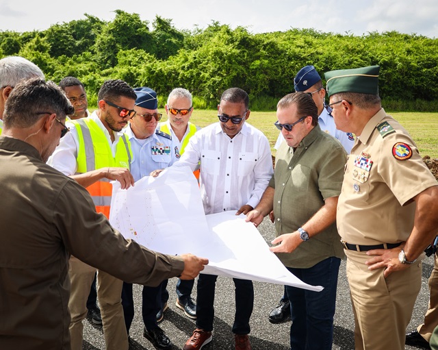 Autoridades supervisan trabajos de intervención a pista de aterrizaje de la FARD

#AplatanaoNews

aplatanaonews.com/autoridades-su…