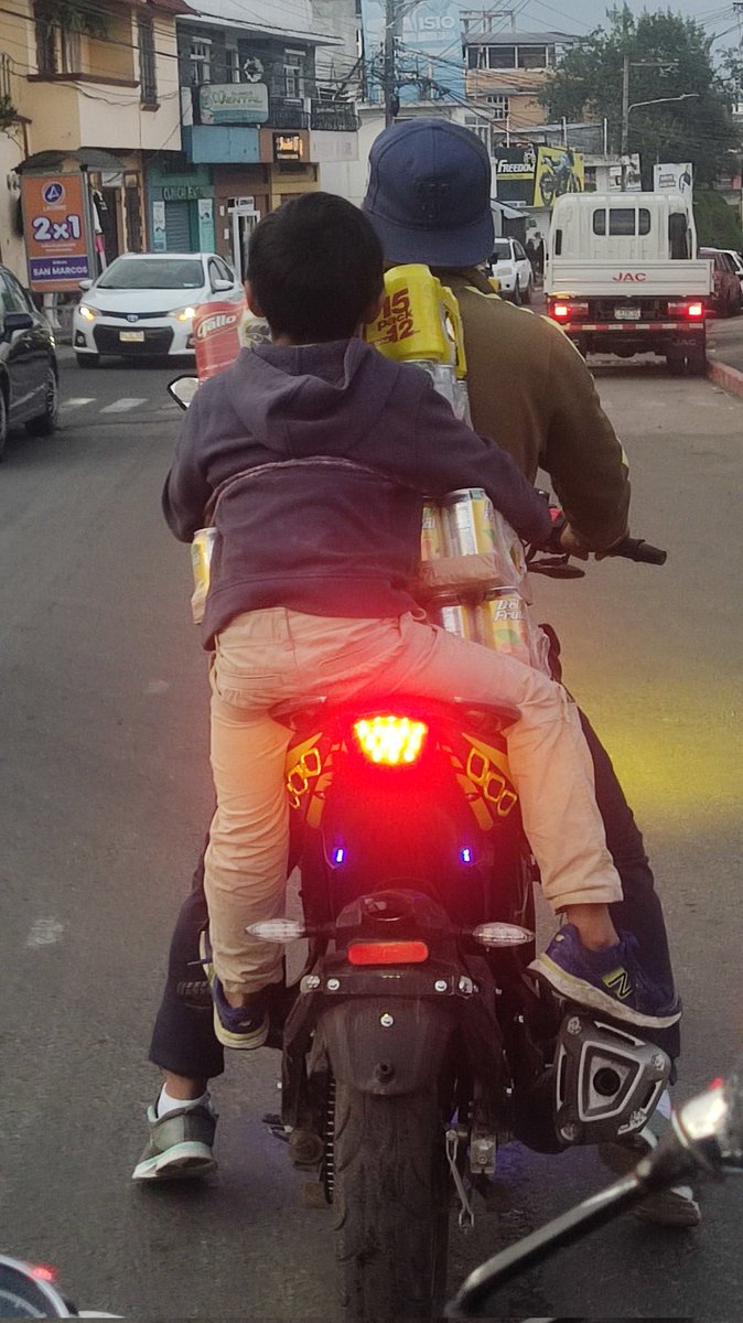 AlbaJMarin's tweet photo. @bjs_alejo2 Papá responsable, amarró las cervezas y al niño para que no se caigan. https://t.co/QFEL181i4p