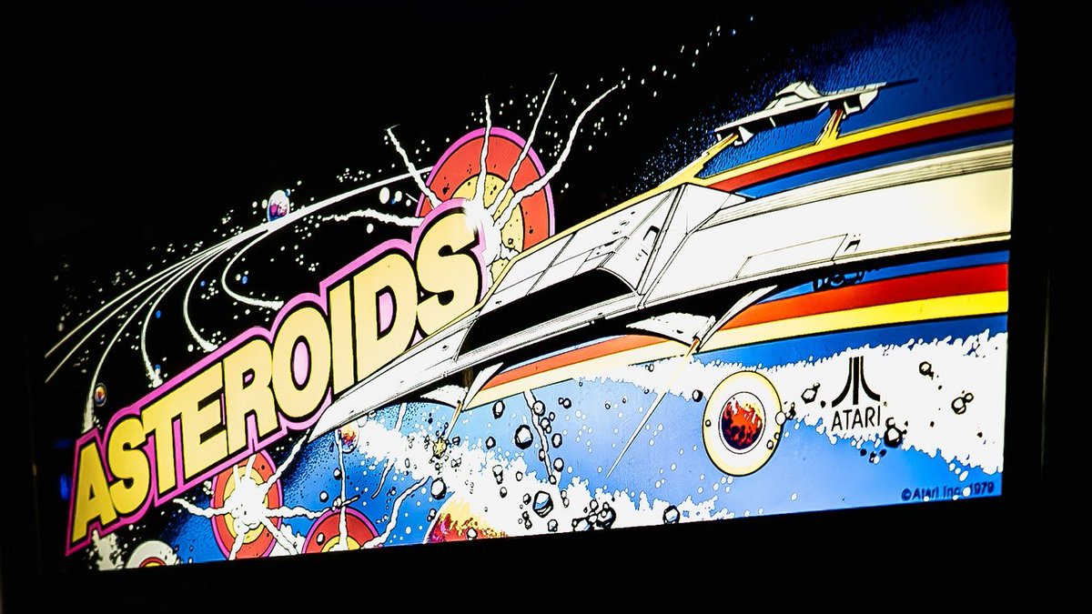 Quarter_Arcades's tweet image. MONDAY MARQUEE 💥· · · · · &lt;
Title: Asteroids
Year: 1979
Publisher: Atari