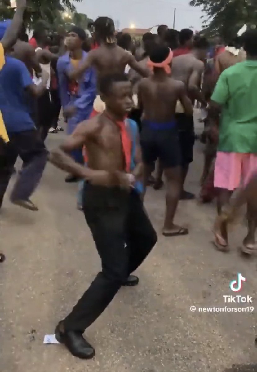 1BongoIdeas's tweet image. This popular Jama guy, Atom, went missing days ago; his body was found today, dead in a bush. An immigration officer faced a similar fate recently. What’s Ghana becoming? I blame the influx of Nigerians in Ghana. They must GO!