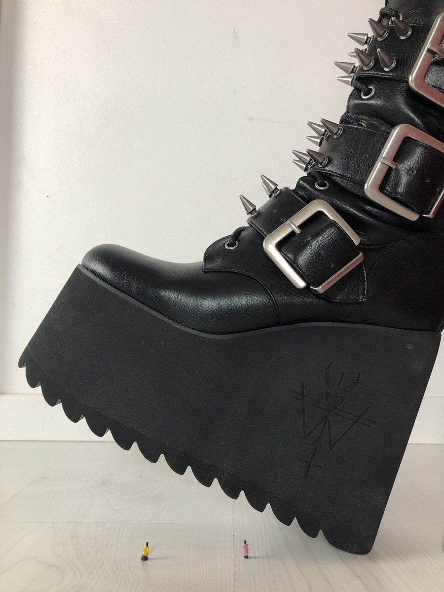 Got a new pair of boots, hmmmm maybe I’ll call them crushers, the name fits I think even though they haven’t crushed anything… yet ;)

Though I have a few commissions to focus on with different pairs so don’t expect a video with these anytime soon, unless I’ll get convinced.