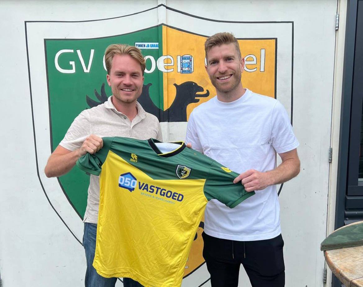 Merijn_Slagter's tweet photo. Michael de Leeuw nam afgelopen seizoen bij SC Cambuur afscheid van het betaald voetbal, maar hangt z’n kicksen nog niet helemaal aan de wilgen. De 38-jarige aanvaller gaat spelen voor zaterdag-derdeklasser Groen Geel uit Groningen, maakte de stadsclub bekend op social media. https://t.co/kKRLyMfFT1