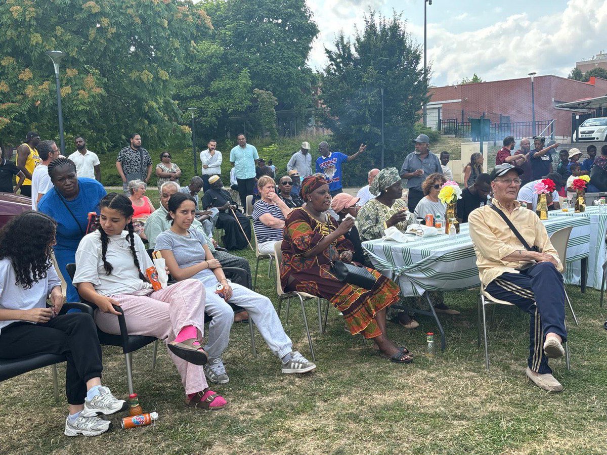 Depuis 1789, le souverain est le peuple. 

Uni, il peut renverser toutes les bastilles. 

Du monde, de la détermination et de la joie au goûter populaire que nous organisions à Goussainville pour la fête nationale.