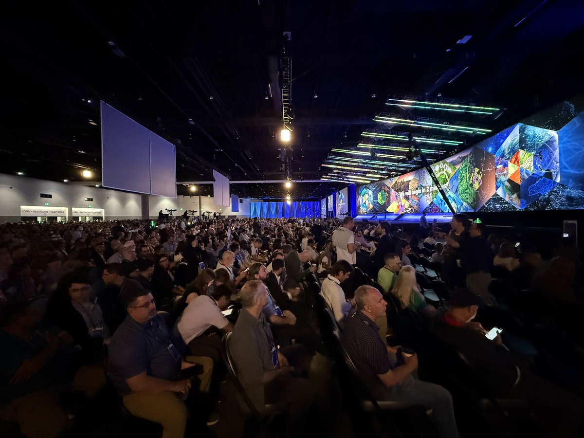 Representando a <a href="/UnigisALatina/">UNIGIS América Latina</a> en la #EsriUC2025 en San Diego 
Un encuentro que conecta innovación, conocimiento y la pasión por los #SIG 
Orgulloso de compartir la experiencia de educación en #GIS de América Latina en la comunidad global de usuarios de ESRI.