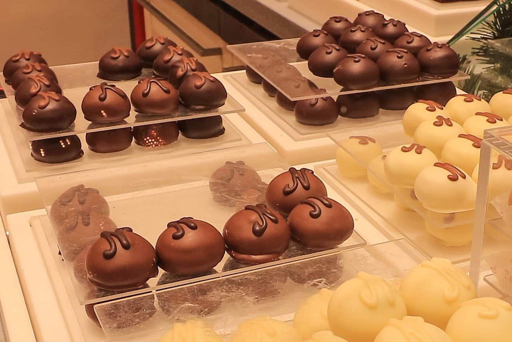 Ready to embark on a yummy adventure visiting the best chocolate shops in Brussels?

Read more 👉 bit.ly/4cG249p

#Brussels #Belgium #chocolate