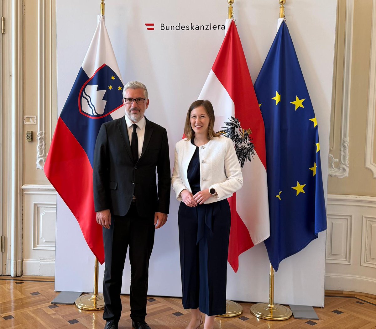 MFEA Slovenia (@mzez_rs) on Twitter photo DS <a href="/markostucin/">Marko Stucin</a> se je na Dunaju srečal z zvezno ministrico za #EU zadeve, integracijo in družino 🇦🇹 <a href="/claudiaplakolm/">Claudia Plakolm</a>.
Osredotočila sta se na položaj 🇸🇮 manjšine v Avstriji in potrdila interes obeh strani, da se ta v prihodnosti izboljša.
Govorila sta tudi o aktualnih 🇪🇺 temah. DS <a href="/markostucin/">Marko Stucin</a> se je na Dunaju srečal z zvezno ministrico za #EU zadeve, integracijo in družino 🇦🇹 <a href="/claudiaplakolm/">Claudia Plakolm</a>.
Osredotočila sta se na položaj 🇸🇮 manjšine v Avstriji in potrdila interes obeh strani, da se ta v prihodnosti izboljša.
Govorila sta tudi o aktualnih 🇪🇺 temah.