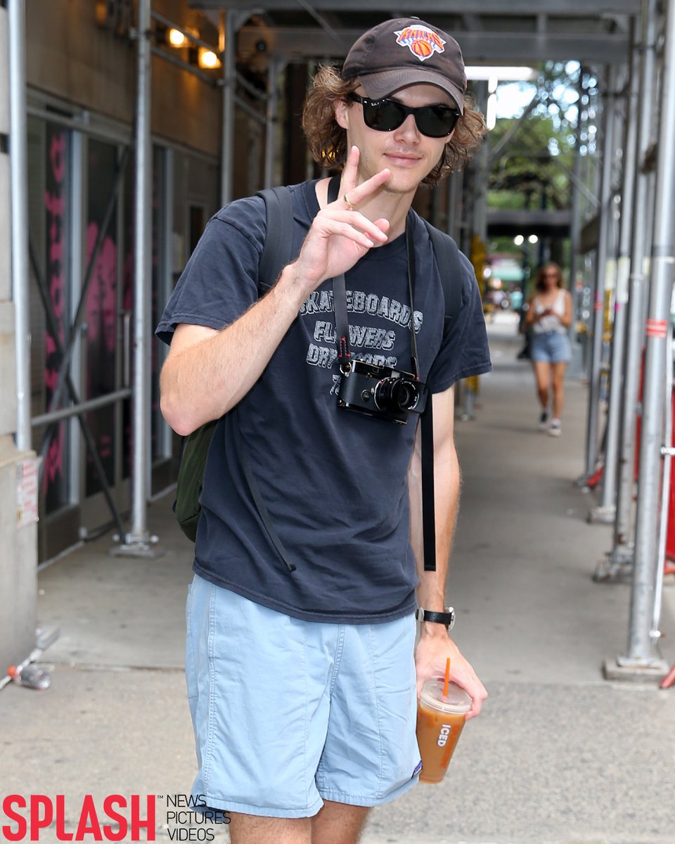 Christopher Briney flashes the peace sign while arriving for his matinee performance of 'Dilaria' at DR2 Theater in New York City ✌️