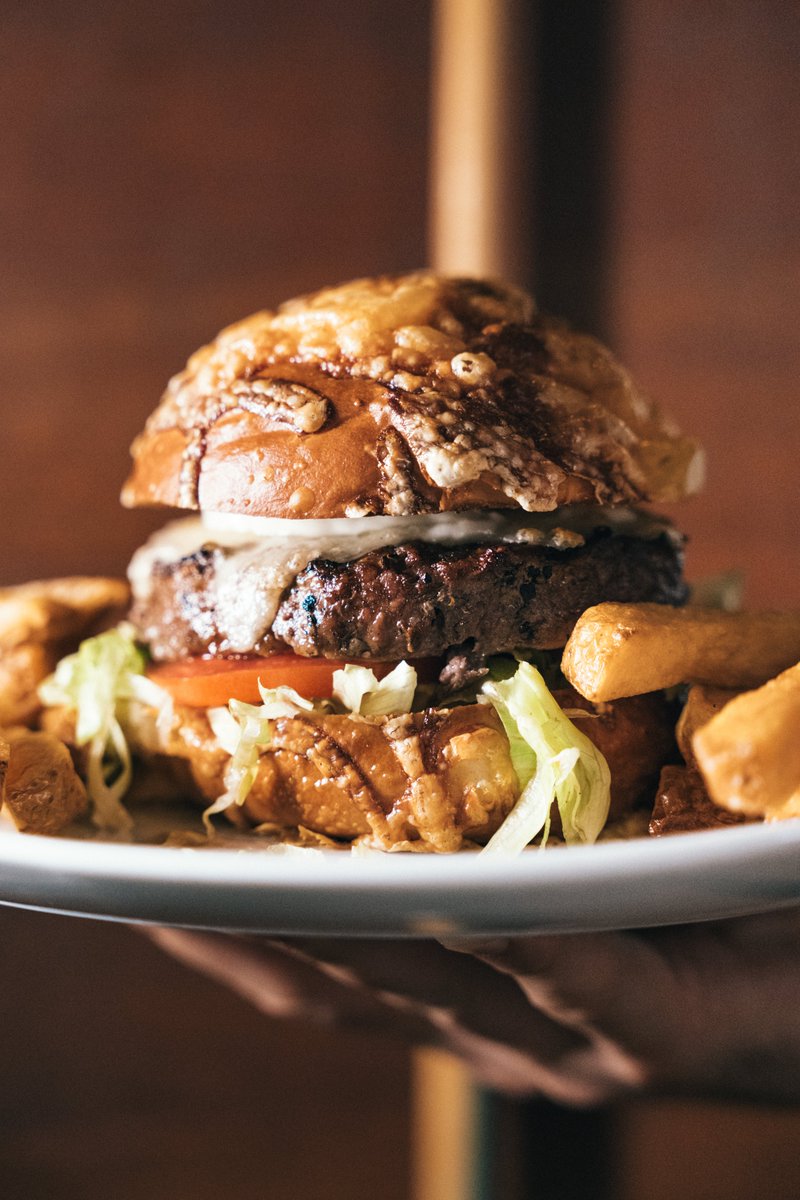 ✨ ¿Cuál es el momento ideal para deleitarte con la mejor hamburguesa gourmet de la ciudad?
Cuando quieras regalarte una experiencia única, te esperamos en <a href="/PonyLineBar/">Pony Line Bar</a>  el punto de encuentro perfecto entre lo urbano y lo sofisticado.
🍔 Reservá tu momento.