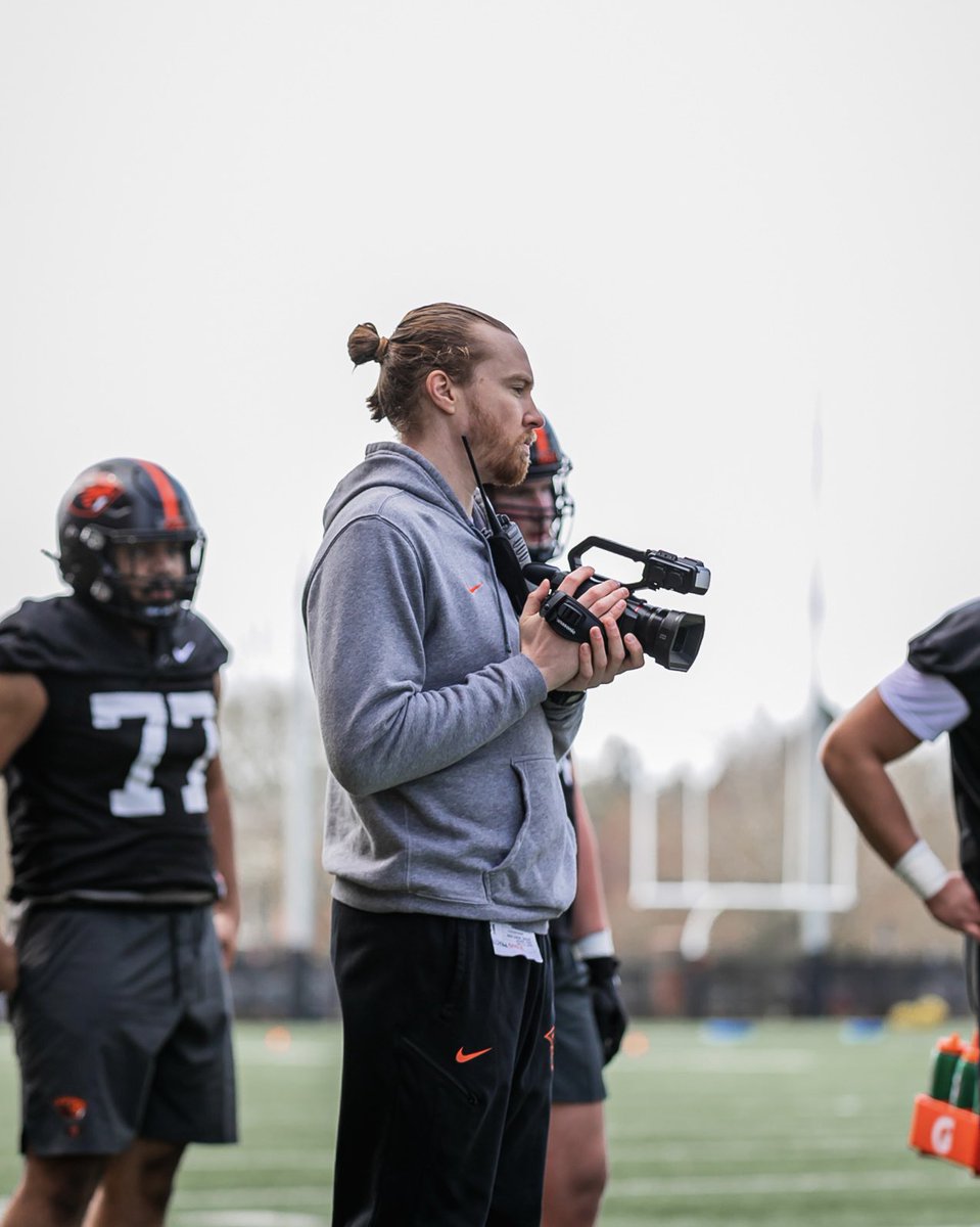 BeaverFootball's tweet image. happy birthday to our Director of Football Video & Technology, Ian McGillivray 🎈