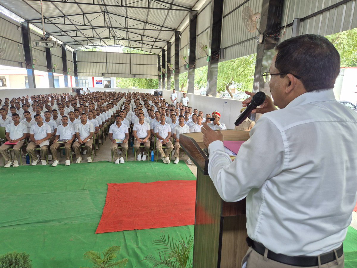 पुलिस लाइन में आयोजित राष्ट्रीय मानसिक स्वास्थ्य चिकित्सा एवं जागरूकता कार्यक्रम में प्रतिभाग कर प्रशिक्षु कांस्टेबलों से संवाद किया गया ।इस अवसर पर बेहतर समय,स्वास्थ्य एवं तनाव प्रबंधन हेतु विशेषज्ञों द्वारा सेवा जीवन की मूलभूत आवश्यकता एव किसी भी वातावरण में भावनात्मक संतुलन