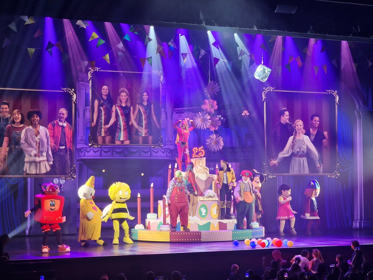 plopsadventures's tweet photo. Première van de Plopsa Droom Show vandaag in Plopsaland! Een erg leuke voorstelling van 50 min met heel wat bekende figuren, mooie decors dankzij de ledschermen én een vernieuwde versie van het liedje Droom! https://t.co/FiQpFwEGjT