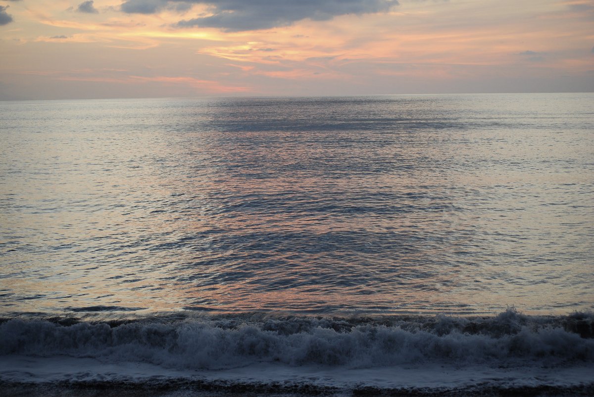 Eine stille Bühne;
das Meer spielt 
leise Lieder für 
verlorene Gedanken..🙏