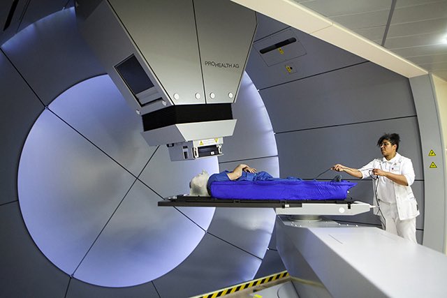KoneruMd's tweet image. 🚨The Case Against Proton Therapy for LDRT in Osteoarthritis
“Using a proton machine for LDRT in osteoarthritis is like using a sledgehammer to push in a thumbtack.”
→ Overbuilt, expensive, and overkill for the job.
❇️Lack of Supporting Evidence
There is currently no clinical…