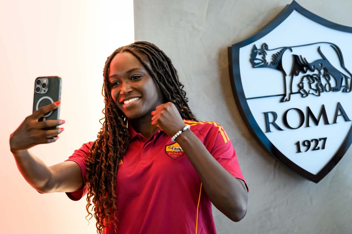 Happy to finally announce that I’ve signed for <a href="/ASRomaFemminile/">AS Roma Femminile</a> 

I’m so excited to see what we can achieve together. Back in red 😉❤️ and ready for this incredible new chapter

Grateful to God for guiding me through every step of this journey. My heart is full, especially having