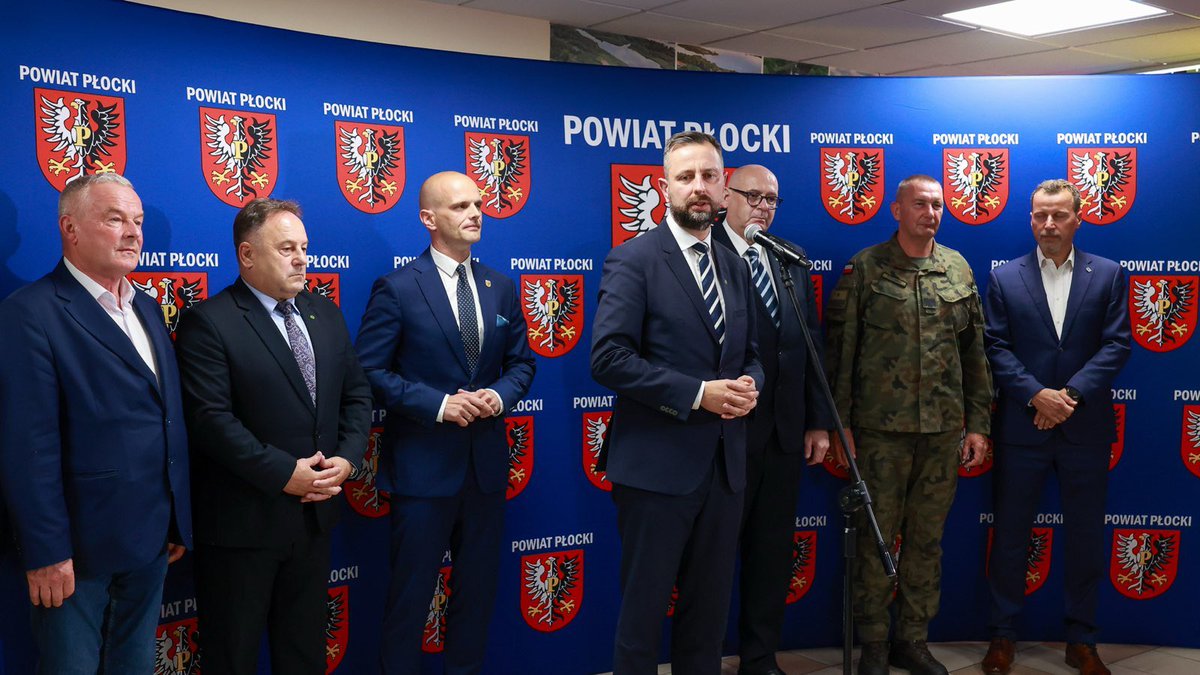 KosiniakKamysz's tweet image. Budowa silnej i bezpiecznej Polski oparta jest na trzech filarach: silnej armii, sile społeczeństwa i silnych sojuszach. Podpisanie porozumienia o rozbudowie infrastruktury dla @terytorialsi w rejonie Płocka to realizacja tych fundamentów. W oparciu o zaangażowanie lokalnej…