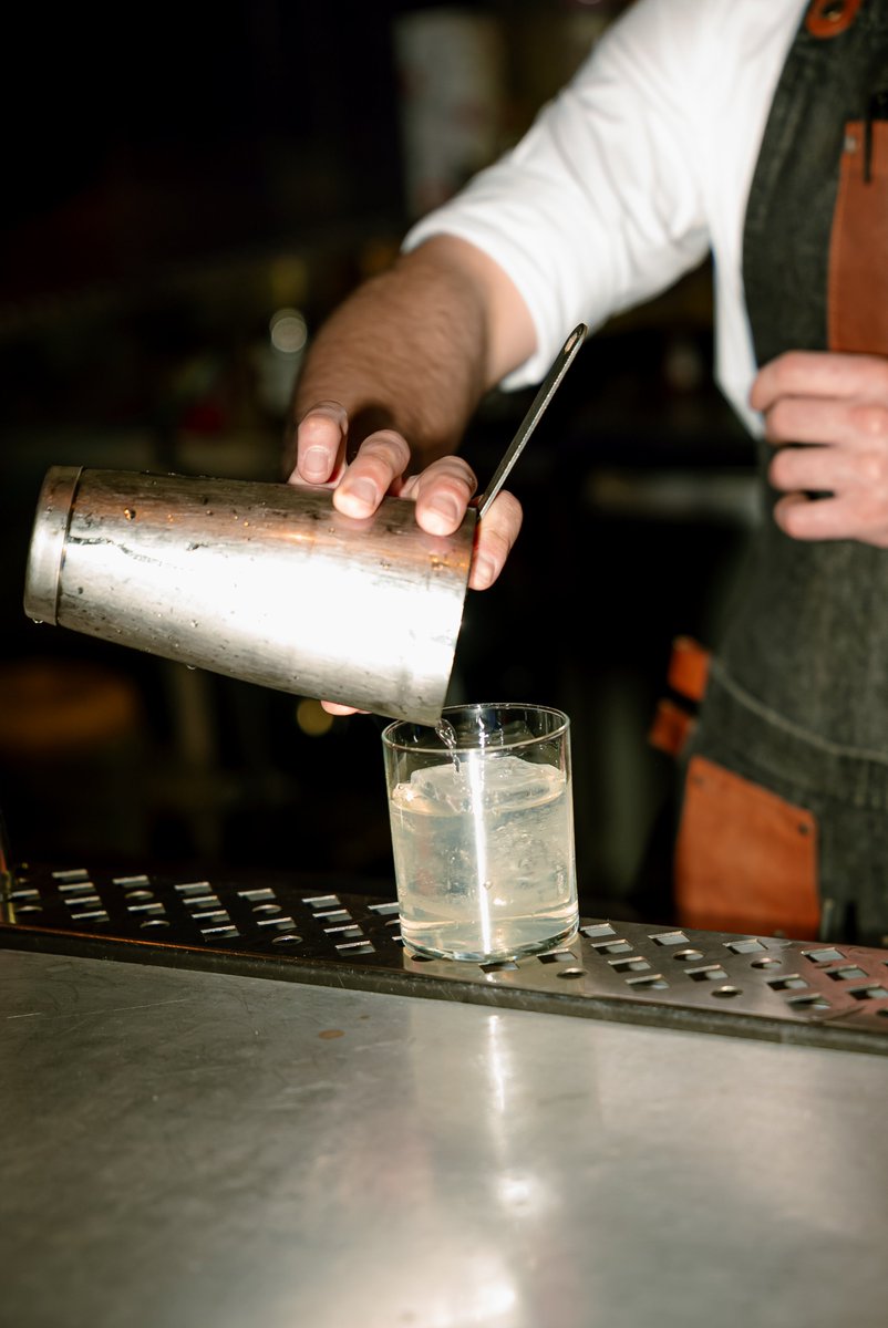 🍸 Cócteles que cuentan historias
En <a href="/PonyLineBar/">Pony Line Bar</a>  , cada trago es una creación única, pensada para sorprender y despertar los sentidos.
Desde clásicos reversionados hasta mezclas audaces con sello propio, nuestro equipo de bartenders te invita a vivir una experiencia de autor.