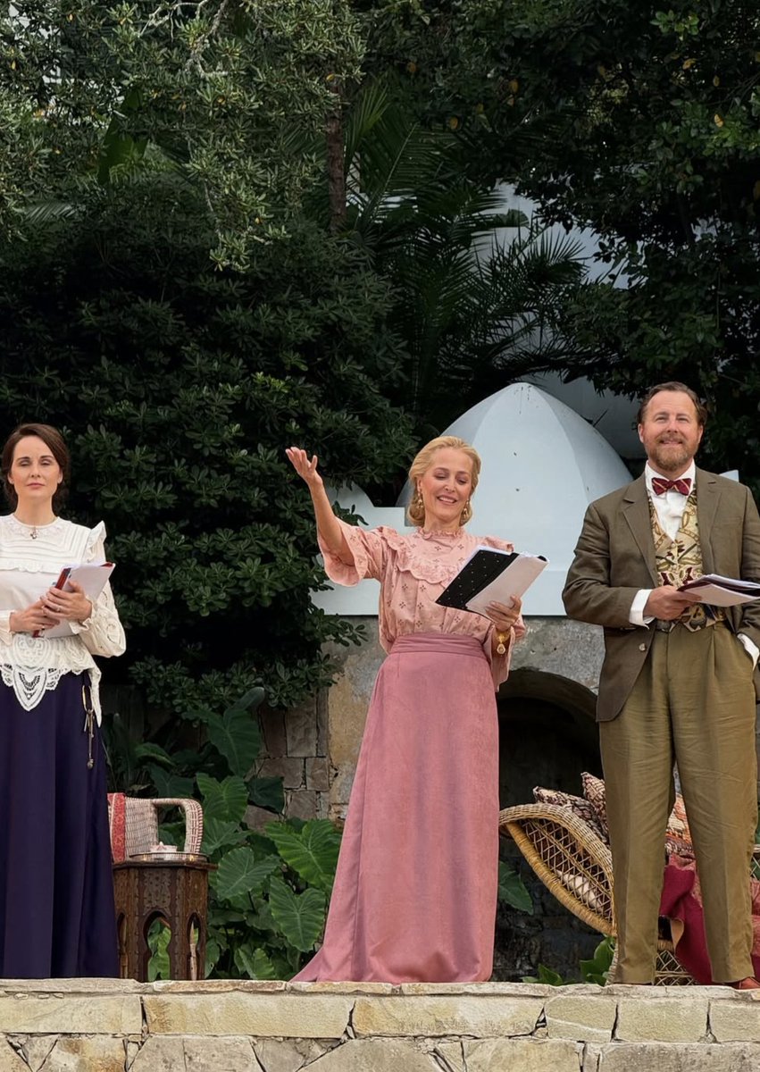 GillyAnders's tweet image. gillyanders
New photos ! Gillian Anderson @gilliana in #TheCherryOrchard with an all-star cast ! 📸 @themoroccanbotanist