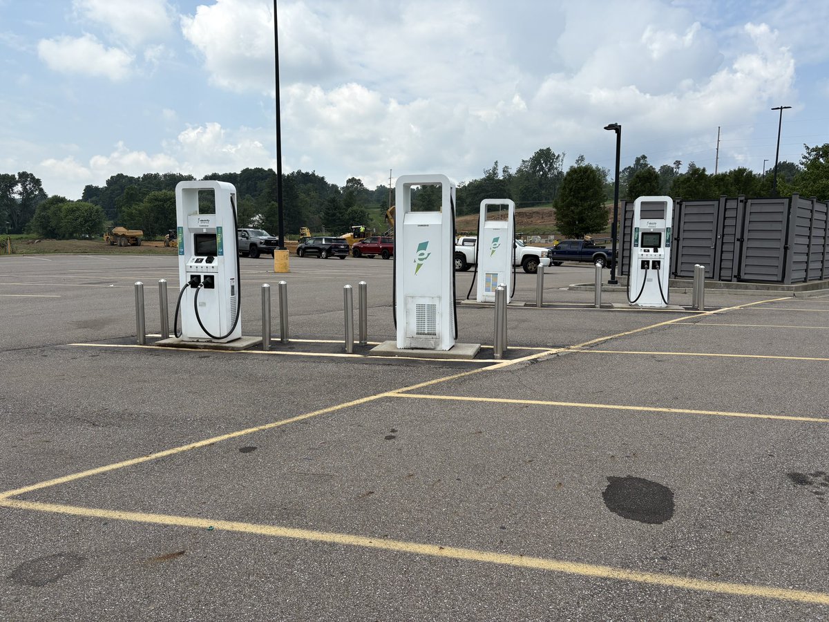 larrybehrens's tweet image. For those who tell you the biggest obstacle to electric vehicle adoption is lack of chargers, maybe they should explain wasted space EV chargers, first.
As seen in Mansfield Ohio. Also note how hard they work to hide the diesel generators.