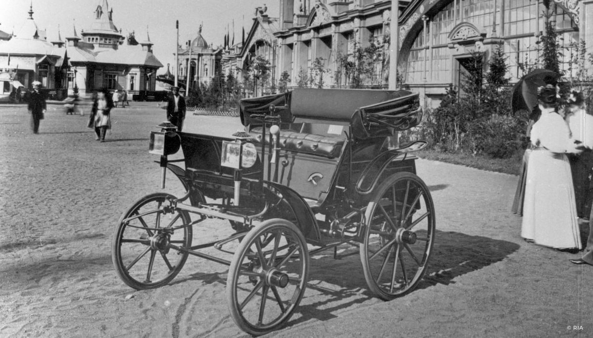 Russia's tweet image. ๐ #OTD in 1896, the first Russian production car (by Frese & Yakovlev) was introduced at the XVI All-Russia Exhibition in Nizhny Novgorod.
With a 2 hp ๐ช engine, it reached 20 km/h and ran up to 10 hours โ a worthy rival to foreign models & a fine gift to Emperor #NicholasII.