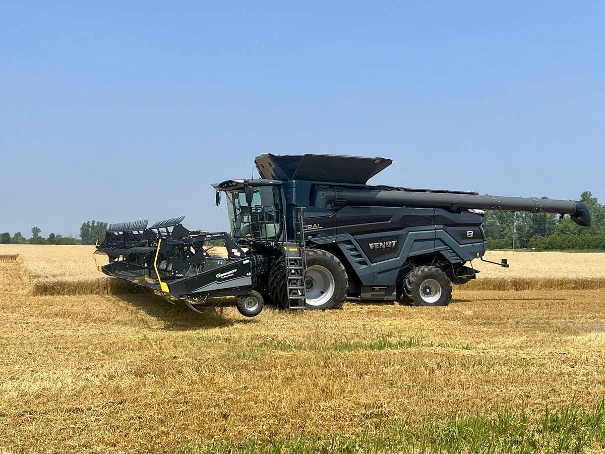Wheat demo season is a go!  <a href="/Fendt_NA/">Fendt_NA</a> Ideal 8 and <a href="/Geringhoff/">Geringhoff</a> 40ft razor is starting the demo run down in Essex today and moving east over the next couple weeks.  Anyone interested dm and we can talk #harvest25 #wheat25 <a href="/AdvantageFarm/">Advantage Farm</a>