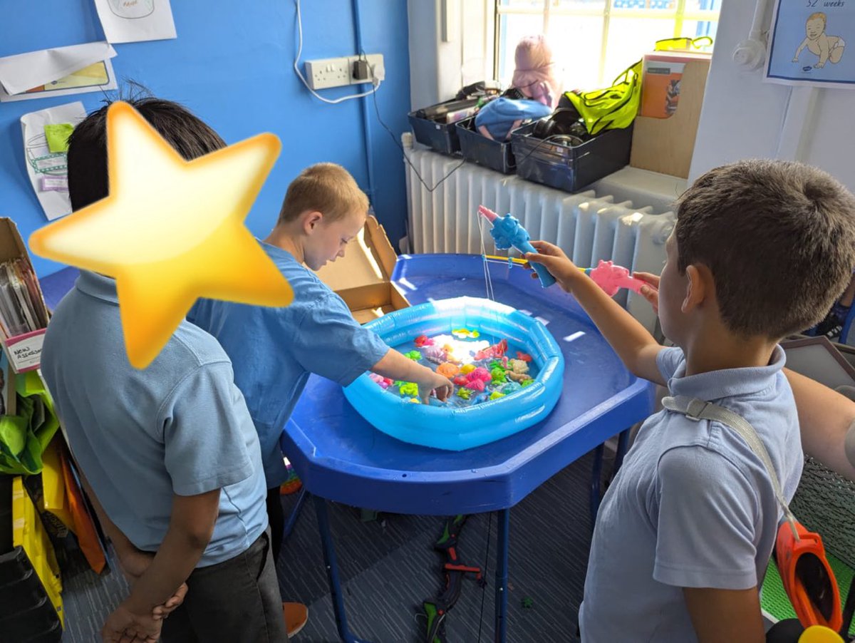 _SuttonHouse_'s tweet image. Rainbow class had fun trying out the new fishing pool, they had to work together to catch certain colours and shapes⭐️🎣🐠 #fishinggame #primaryfun #workingtogether #semh