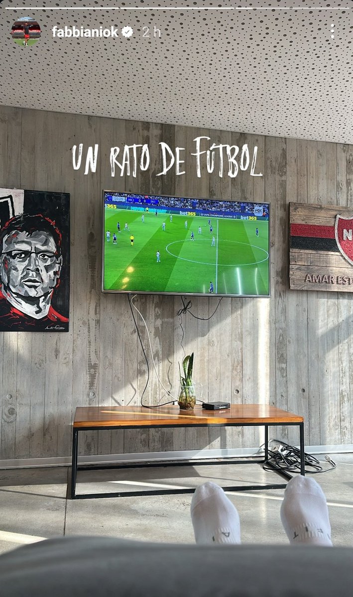 Se ponía a ver un partido viejo el loco, esta enamorado mal del futbol