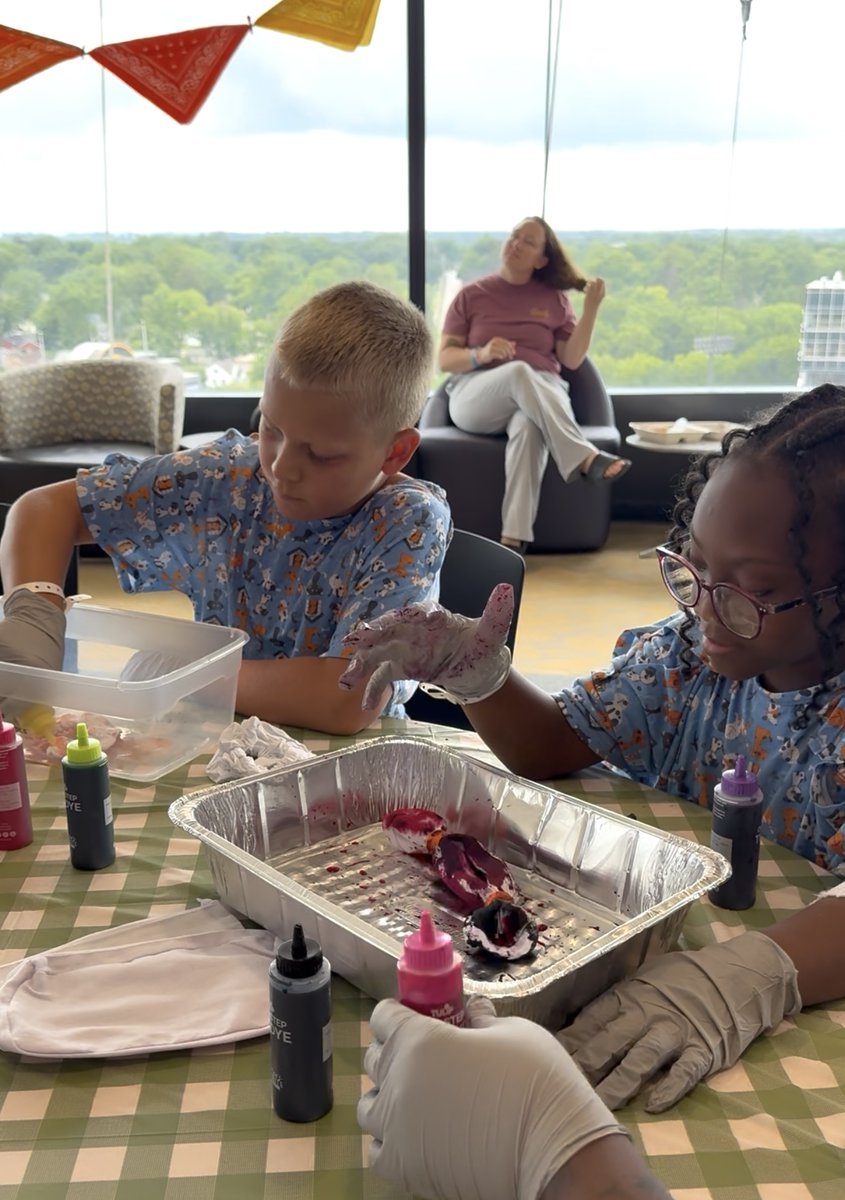 UIchildrens's tweet image. Last week, Level 12 turned into a full-blown summer camp! 🏕️☀️ Our Child Life team hosted Camp Stead—a weeklong series of fun activities like tie-dye and bracelet making for our pediatric patients!