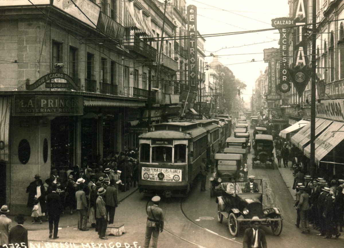 La avenida República de Brasil y el cruce con Tacuba en los años veinte. Uno de los tranvías anuncia la Feria de las Flores de San Ángel.

📷: Colección Villasana