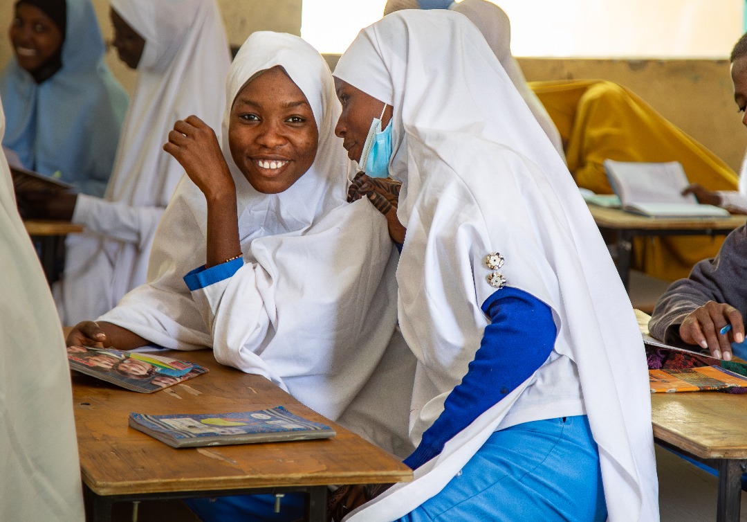 UNHCRNiger's tweet image. 🎓 À Diffa, Niamey et Tillabéri, 184 élèves réfugiés ont passé les examens de fin de cycle secondaire, grâce à la politique inclusive du Niger, qui intègre les réfugiés dans le système éducatif national.
Pour qu’aucun enfant ne soit laissé pour compte.
