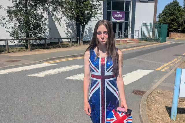 SirenesFR's tweet photo. 🔴🇬🇧 FLASH |  Une ÉCOLIÈRE ANGLAISE de 12 ans  a été PUNIE pour avoir porté une robe au DRAPEAU BRITANNIQUE lors de la journée des célébrations culturelles de son école. 

💌Dans une lettre envoyée aux parents, l'école de Bilton (UK)  indique que la journée a été « conçue pour promouvoir l'inclusion, la compréhension et l'appréciation des différents horizons, traditions et héritages ».

🫸A l'arrivée à l'école, on a interdit à la fillette  d'entrer car "élle célébrait déjà sa culture tous les jours." L’établissement s’est finalement excusé après la polémique.