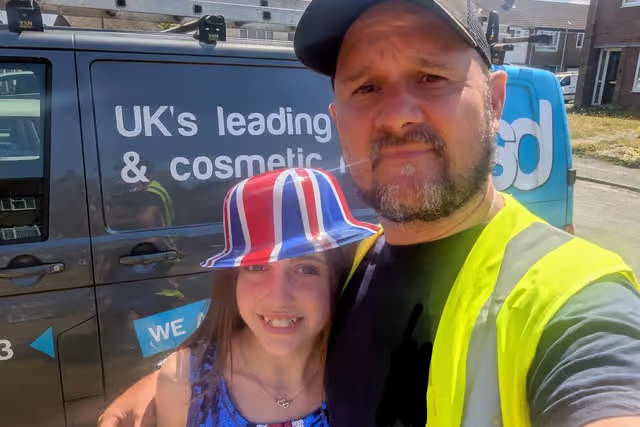 🔴🇬🇧 FLASH |  Une ÉCOLIÈRE ANGLAISE de 12 ans  a été PUNIE pour avoir porté une robe au DRAPEAU BRITANNIQUE lors de la journée des célébrations culturelles de son école. 

💌Dans une lettre envoyée aux parents, l'école de Bilton (UK)  indique que la journée a été « conçue pour
