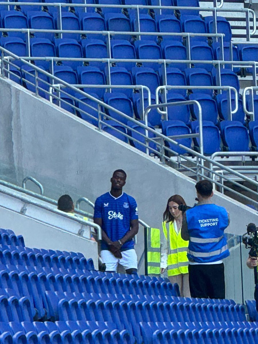 This photo was circulating social media last week. 
Hopefully in years to come we’ll all love one person in the photo, Thierno Barry. 
I’ll never love him as much as the girl in the high vis though, my eldest daughter who happened to be on her work experience at BMD last Weds!💙