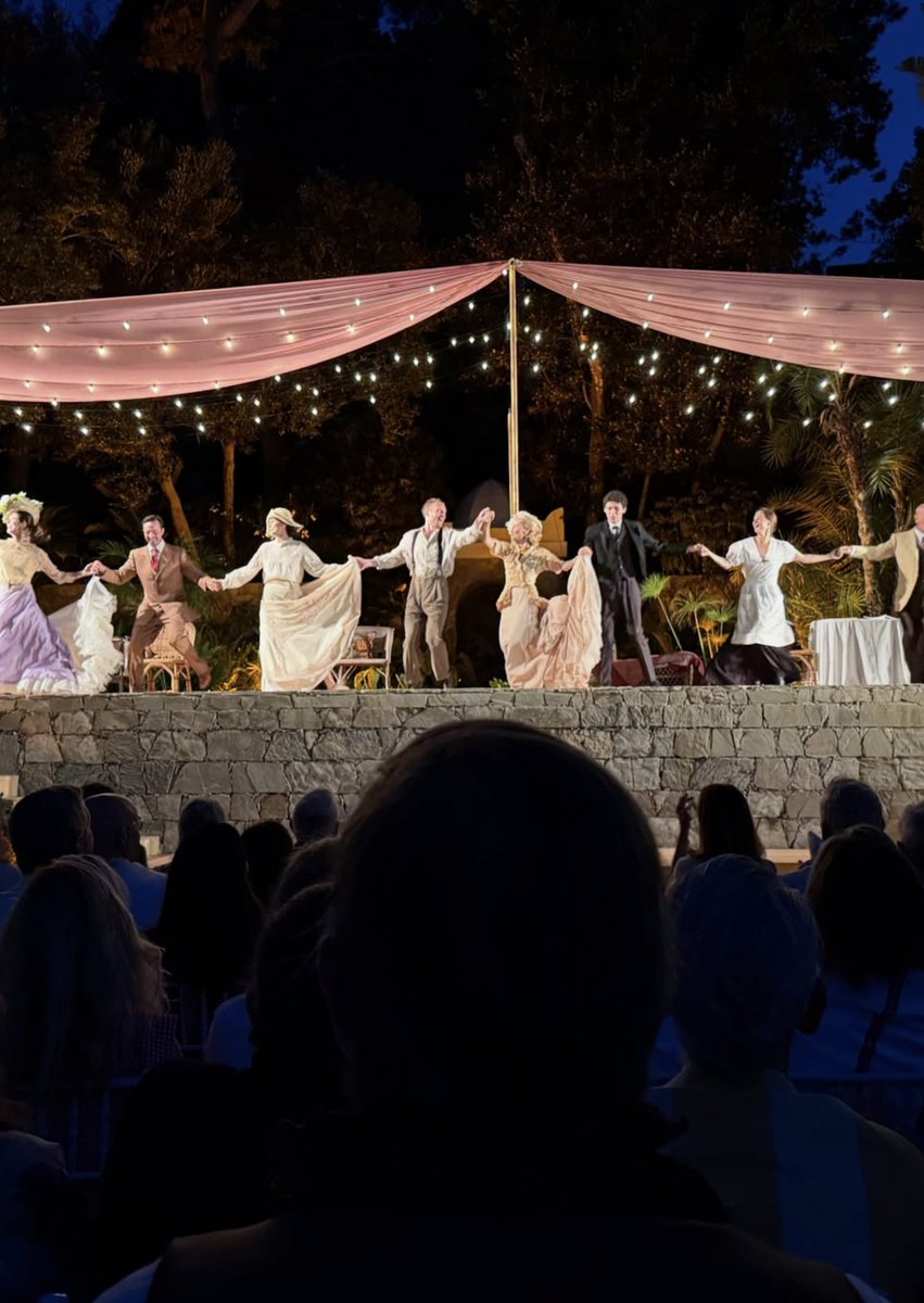 GillyAnders's tweet image. New photos ! Gillian Anderson @gilliana in #TheCherryOrchard with an all-star cast ! 📸 @themoroccanbotanist