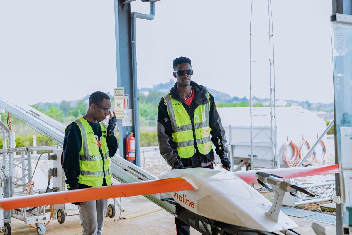 MTNRwanda's tweet photo. Earlier today, we paid a courtesy visit to @ZiplineRwanda, led by our CEO @Monzer455. It was inspiring to witness the groundbreaking work at the Muhanga distribution centre, where technology meets impact to transform communities. 

Discussions focused on exploring future collaborations and building an even stronger relationship for greater impact across Rwanda. #DoingGoodTogether