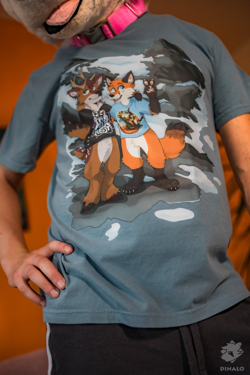 The Fox Nest summer drop is here :3

was super cool to work on it with <a href="/puzzozart/">🌼puzzoz🌼</a> 

Here if you want to check it out : <a href="/TheFoxNestStore/">The Fox Nest</a>