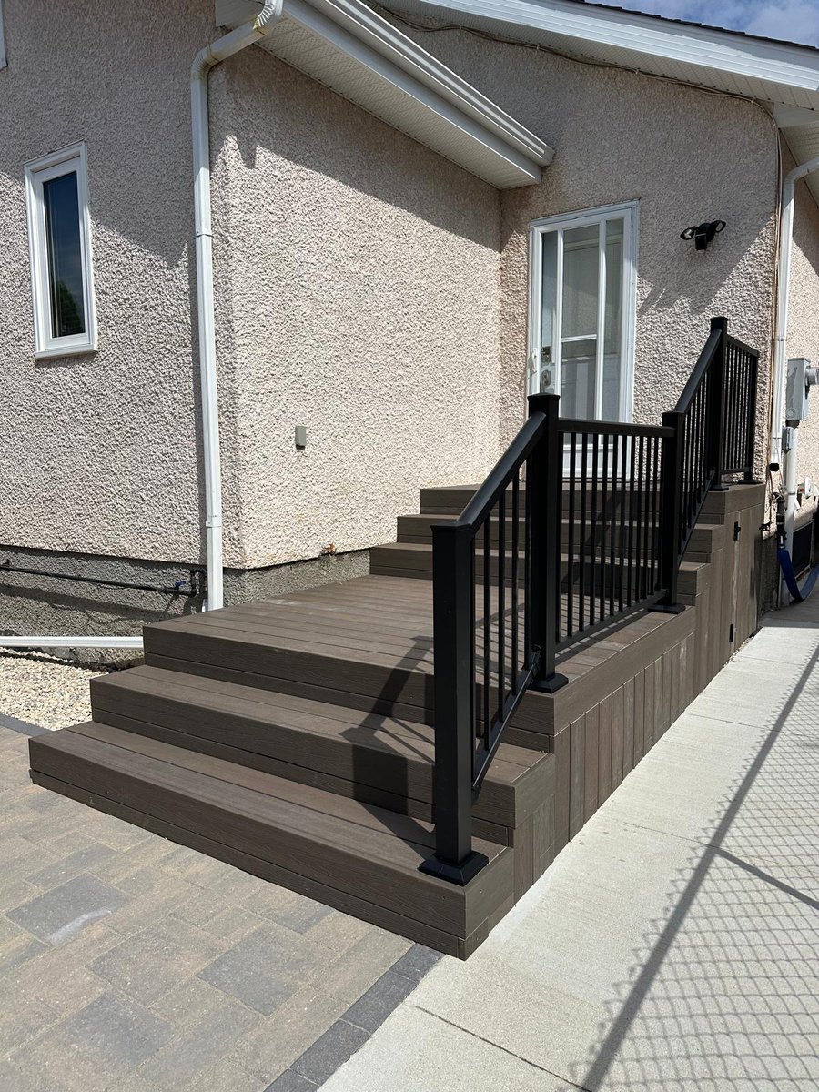 deck_city's tweet image. A beautifully designed small backyard by our team, featuring custom stairs and sleek, modern railing. A great design can transform any space, big or small! 🏡

#DeckCity #CustomBackyard #DeckBuilder